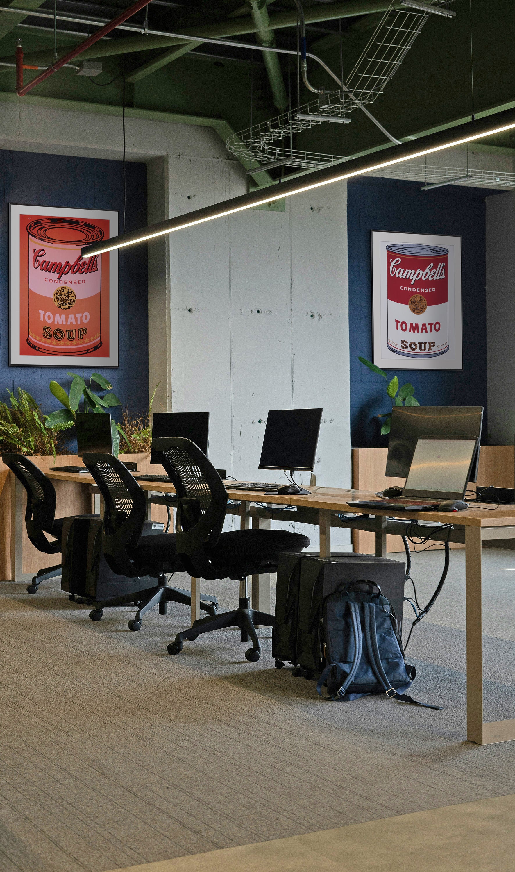 ファーストビュー背景（アートが飾られたオフィス）